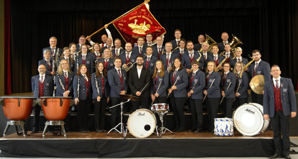 Die Musikkapelle des GMV Iggingen in blauen Vereinsshirts