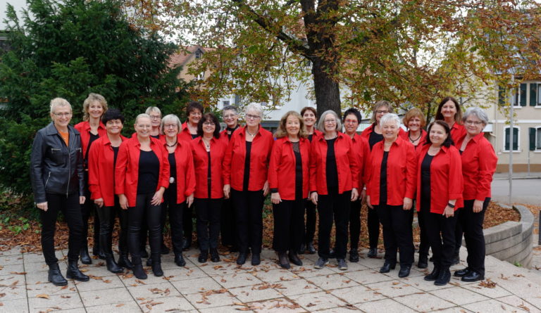 Die Sängerinnen des Frauenchors Passione in roten Jacken